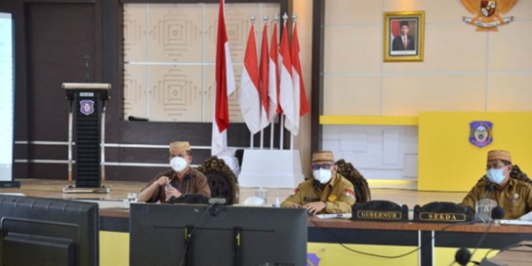 Gubernur Gorontalo Rusli Habibie didampingi Wagub Idris Rahim dan Sekdaprov Gorontalo Darda Daraba, saat mengikuti Rapat Forkopimda diperluas guna membahas evaluasi dari Pergub nomor 41 Tahun 2020 tentang Penerapan Disiplin dan Penegakan Hukum Protokol Kesehatan Sebagai Upaya Pencegahan dan Pengendalian Covid-19 di Provinsi Gorontalo Via Vidcon, Senin (7/9/2020). (Foto – Salman)