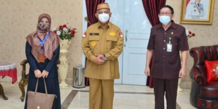 Gubernur Gorontalo Rusli Habibie (tengah) saat foto bersama Kepala PTUN Gorontalo Indah Tri Haryanti (kiri) usai silaturahim keduanya di rumah jabatan Gubernur Gorontalo Rusli Habibie, Selasa (08/09/2020). Foto : Salman – Humas