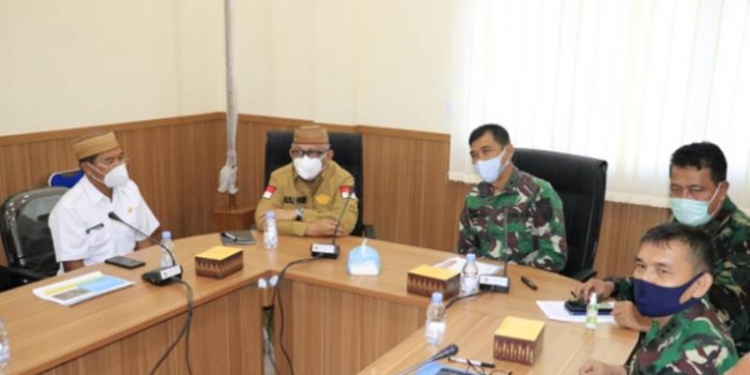 Gubernur Gorontalo Rusli Habibie (dua kiri) bersama Kepala Dinas Barang Tidak Bergerak (BTBAU) Marsekal Pertama TNI Bowo Herutomo saat membahas hibah tanah bertempat di Mabes TNI AU, Jakarta, Selasa (1/9/2020). Kedua pihak berencana saling hibah lahan untuk mendukung pengembangan Bandara Djalaluddin Gorontalo menjadi bandara internasional. (Foto: Dzakir-BPPG).