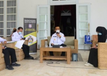 Gubernur Gorontalo Rusli Habibie (dua dari kanan) saat menjadi narasumber pada Live Dialog Interaktif Radio RH dengan topik “Penanganan dan Penegakan Protokol Kesehatan Covid-19 melalui Pergub 41 Tahun 2020 di Provinsi Gorontalo, Rabu (09/09/2020). Foto : Salman – Humas