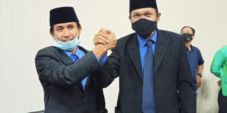 Kandidat PAW Wabup Gorontalo terpilih, Herman Walangadi (kiri).