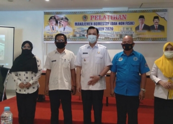 Kadis Porpora Kota Gorontalo, Efendy Rauf S.Sos, Wawali Kota Gorontalo, Ryan F.Kono dan Kepala BNN Kota Gorontalo, saat melakukan foto bersama usai mengikuti kegiatan Pelatihan Manajemen Homestay Tahun 2020, yang berlangsung di Hotel Amaris Kota Gorontalo, Rabu (16/9/2020).(.F.Ramlan/gopos).