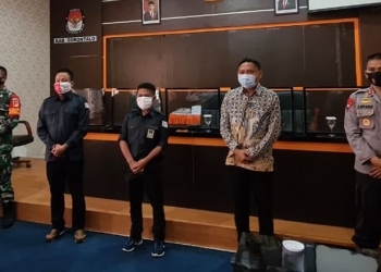 Kapolda Gorontalo,  Irjen Akhmad Wiyagus (kanan) bersama Danrem 133/NWB, Brigjen Bagus Antonov Hardito, saat bersilaturahmi ke KPU dan Bawaslu Kabupaten Gorontalo, Senin (21/9/2020).(Humas Polda Gorontalo)