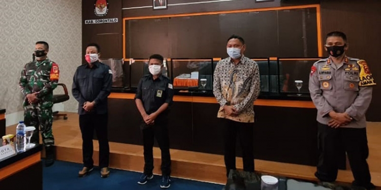 Kapolda Gorontalo,  Irjen Akhmad Wiyagus (kanan) bersama Danrem 133/NWB, Brigjen Bagus Antonov Hardito, saat bersilaturahmi ke KPU dan Bawaslu Kabupaten Gorontalo, Senin (21/9/2020).(Humas Polda Gorontalo)