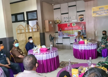 Kapolda Gorontalo, Irjen Pol Akhmad Wiyagus, bersama Danrem 133/NWB, Bagus Antonov Hardito, saat bertatap muka dengan pejabat Forkopimda Kabupaten Bone Bolango, Selasa (22/9/2020). (Humas Polda Gorontalo)