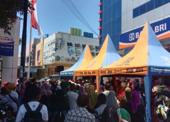 Kerumunan massa yang mengantri untuk melakukan aktivitas di Bank BRI unit Agussalim Kota Gorontalo tanpa protokol kesehatan. foto ilham/gopos