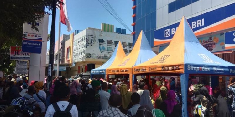Kerumunan massa yang mengantri untuk melakukan aktivitas di Bank BRI unit Agussalim Kota Gorontalo tanpa protokol kesehatan. foto ilham/gopos