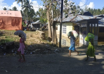 Sejumlah warga Desa Palopo, Kecamatan Marisa, yang terdampak banjir. (istimewa)