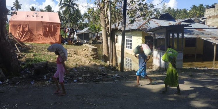 Sejumlah warga Desa Palopo, Kecamatan Marisa, yang terdampak banjir. (istimewa)