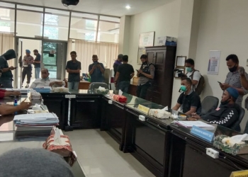 Massa aksi saat menggelar dialog bersama Anggota Komisi I DPRD Provinsi Gorontalo, Adhan Dambea, Kamis (24/9/2020).