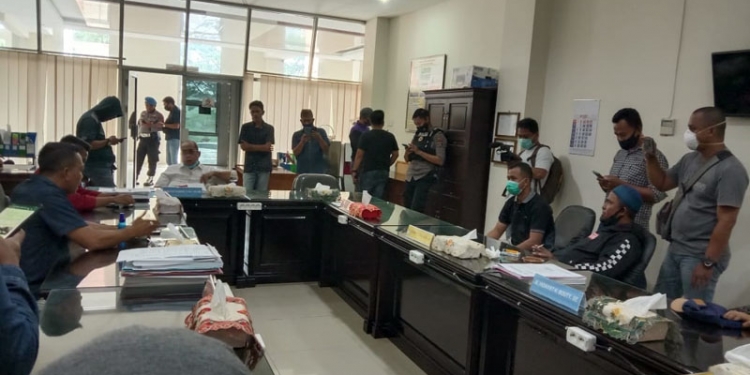 Massa aksi saat menggelar dialog bersama Anggota Komisi I DPRD Provinsi Gorontalo, Adhan Dambea, Kamis (24/9/2020).