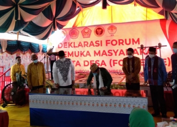 Mendes PDTT, Abdul Halim Iskandar, saat menandatangani Prasasti Desa Bunuroja Sebagai Desa Pancasila, yang berlangsung di Desa Banuroja, Kecamatan Randangan, Pohuwato, Sabtu (19/9/2020). (F.Ramlan/gopos).