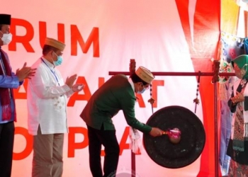 Wagub Gorontalo H. Idris Rahim (kedua kiri) menyaksikan pemukulan gong oleh Mendes PDTT Abdul Halim Iskandar yang menandai peluncuran Forum Pemuka Masyarakat Cinta Desa (FORPEACE) di Desa Banuroja, Kecamatan Randangan, Kabupaten Pohuwato, Sabtu (19/9/2020). (Foto : Haris – Humas)