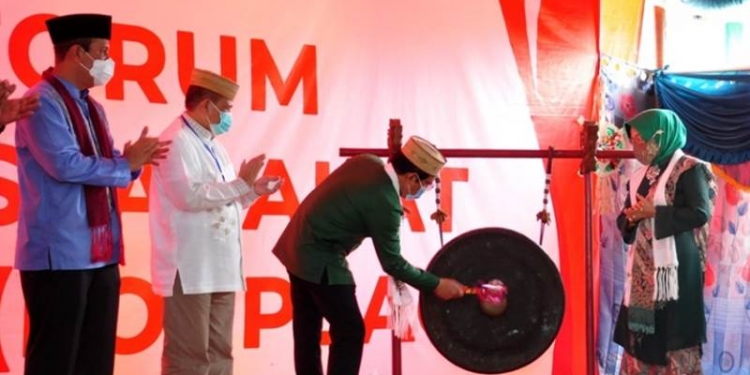 Wagub Gorontalo H. Idris Rahim (kedua kiri) menyaksikan pemukulan gong oleh Mendes PDTT Abdul Halim Iskandar yang menandai peluncuran Forum Pemuka Masyarakat Cinta Desa (FORPEACE) di Desa Banuroja, Kecamatan Randangan, Kabupaten Pohuwato, Sabtu (19/9/2020). (Foto : Haris – Humas)