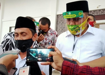 Pasangan Nelson Pomalingo-Dadang Hemeto usai melakukan pengundian nomor urut Pilkada 2020. (arif/gopos)