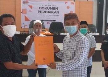 Bakal Calon Bupati, Saipul Mbuinga, menyampaikan dokumen perbaikan pencalonan kepada Komisi Pemilihan Umum (KPU) Pohuwato, Ahad (20/9/2020). (istimewa)
