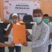 Bakal Calon Bupati, Saipul Mbuinga, menyampaikan dokumen perbaikan pencalonan kepada Komisi Pemilihan Umum (KPU) Pohuwato, Ahad (20/9/2020). (istimewa)