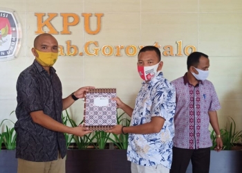 Penyerahan berkas penetapan pasangan calon oleh KPU kepada petugas penghubung (LO) paslon peserta Pilkada Kabupaten Gorontalo 2020, Rabu (23/9/2020). (arif/gopos)