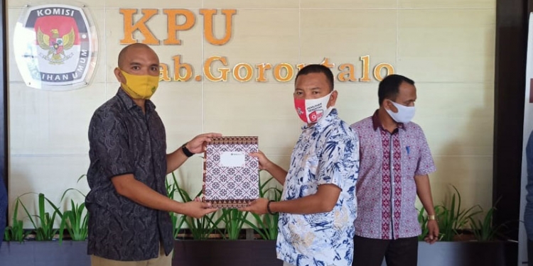 Penyerahan berkas penetapan pasangan calon oleh KPU kepada petugas penghubung (LO) paslon peserta Pilkada Kabupaten Gorontalo 2020, Rabu (23/9/2020). (arif/gopos)