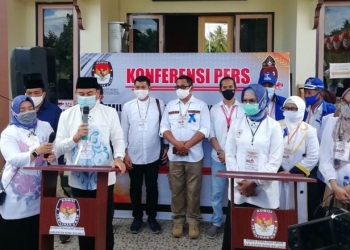Bakal paslon Hamim Pou-Merlan Uloli ketika mendaftar di KPU Kabupaten Bone Bolango, Jumat (4/9/2020). Foto Istimewa
