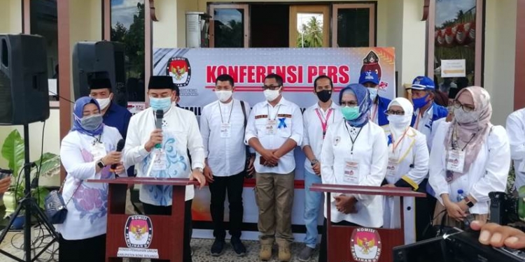Bakal paslon Hamim Pou-Merlan Uloli ketika mendaftar di KPU Kabupaten Bone Bolango, Jumat (4/9/2020). Foto Istimewa