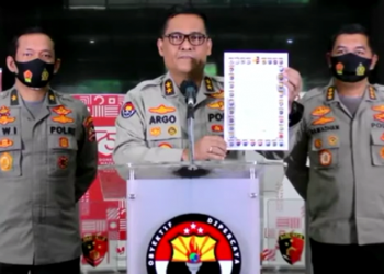 Kepala Divisi Humas Polri Irjen Argo Yuwono dalam Saat Menggakat surat maklumat bernomor Mak/3/IX/2020 Tentang Kepatuhan Protokol Kesehatan dalam Pelaksanaan Pemilihan Kepala Daerah (Pilkada) Serentak Tahun 2020 . Foto Istimewa