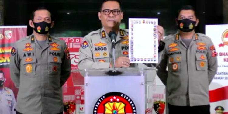 Kepala Divisi Humas Polri Irjen Argo Yuwono dalam Saat Menggakat surat maklumat bernomor Mak/3/IX/2020 Tentang Kepatuhan Protokol Kesehatan dalam Pelaksanaan Pemilihan Kepala Daerah (Pilkada) Serentak Tahun 2020 . Foto Istimewa