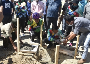 Bupati Gorontalo, Nelson Pomalingo, melakukan peletakan batu pertama pembangunan Taman Isimu, Sabtu (19/\9/2020).