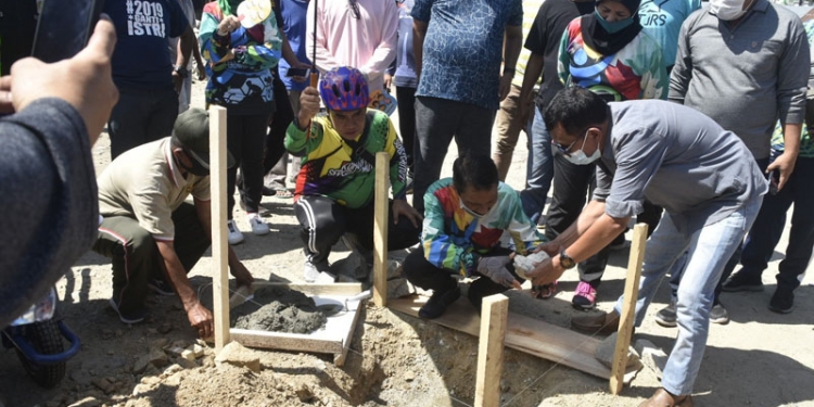 Bupati Gorontalo, Nelson Pomalingo, melakukan peletakan batu pertama pembangunan Taman Isimu, Sabtu (19/\9/2020).