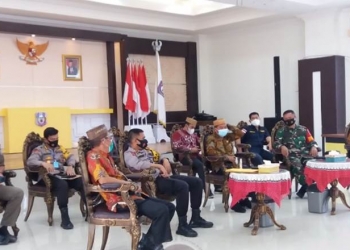 Suasana Rakor yang diikuti Sekdaprov Gorontalo dan jajaran Forkopimda terkait penegakan hukum dalam Pilkada Serentak tahun 2020 di masa pandemi Covid-19 melalui video conference (Vidcon) dari aula rudis gubernur, Jumat (18/9/2020). (Dok. Humas)