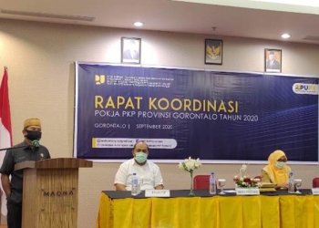 Sekretaris Daerah Provinsi Gorontalo, Darda Daraba saat memberikan sambutan dalam rapat koordinasi Kelompok Kerja Perumahan dan Kawasan Permukiman (Pokja PKP) di Hotel Maqna, Kota Gorontalo, Senin (28/9/2020). (Foto: Agi-Protokol)