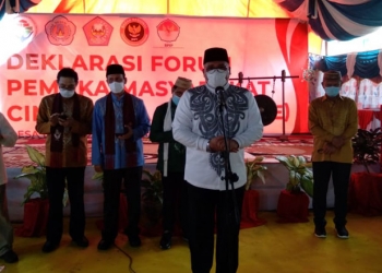 Rektor UNG, Dr.Edwart Wolok, saat memberikan sambutan pada kegiatan Deklarasi Pemuka Masyarakat Cinta Desa, yang berlangsung di Desa Banuroja, Kecamatan Randangan, Kabupaten Pohuwato, Sabtu (19/9/2020). (F.Ramlan/gopos)