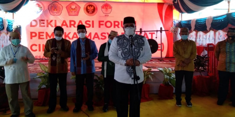 Rektor UNG, Dr.Edwart Wolok, saat memberikan sambutan pada kegiatan Deklarasi Pemuka Masyarakat Cinta Desa, yang berlangsung di Desa Banuroja, Kecamatan Randangan, Kabupaten Pohuwato, Sabtu (19/9/2020). (F.Ramlan/gopos)