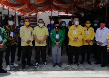 Ketua DPW PPP, Nelson Pomalingo, dan Ketua DPD I Golkar, Rusli Habibie, (tengah) ikut mengawal pendaftaran pasangan Rusliyanto Monoarfa-Umar Ibrahim. (pras/gopos)
