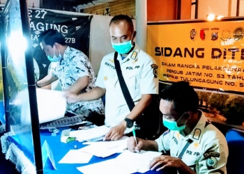 Sat.Pol-PP memberikan sanksi bagi para pelanggar Prokes,(Foto: Istimewa)