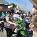 Satlantas Polres Salatiga bagi masker