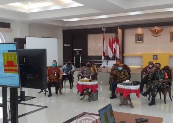 Sekdaprov Gorontalo, Darda Daraba, bersama Forkopimda Provinsi Gorontalo menyimak narasumber dalam rakorsus terkait penegakan hukum dalam Pilkada Serentak tahun 2020 di masa pandemi Covid-19 melalui video conference (Vidcon) dari aula rudis gubernur, Jumat (18/9/2020). (Foto : Adri)