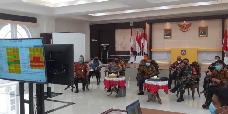 Sekdaprov Gorontalo, Darda Daraba, bersama Forkopimda Provinsi Gorontalo menyimak narasumber dalam rakorsus terkait penegakan hukum dalam Pilkada Serentak tahun 2020 di masa pandemi Covid-19 melalui video conference (Vidcon) dari aula rudis gubernur, Jumat (18/9/2020). (Foto : Adri)