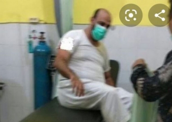 Syekh ALi Jaber mendapatkan perawatan tim medis usai mengalami penikaman oleh orang tak dikenal, Ahad (14/9/2020). (istimewa)