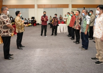 Rektor UNG Dr. Eduart Wolok, S.T,M.T Bersama Menteri Desa, dan Tim Pokja. dalam upaya percepatan kemandirian dan memajukan pembangunan desa di Indonesia,