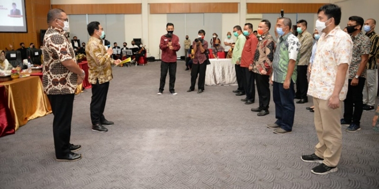 Rektor UNG Dr. Eduart Wolok, S.T,M.T Bersama Menteri Desa, dan Tim Pokja. dalam upaya percepatan kemandirian dan memajukan pembangunan desa di Indonesia,