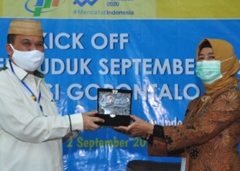 Wagub Gorontalo H. Idris Rahim (kiri) menerima cenderamata dari Kepala BPS Provinsi Gorontalo usai membuka kick off Sensus Penduduk Tahun 2020 di Kantor BPS Provinsi Gorontalo, Rabu (2/9/2020). (Foto : Haris – Humas)