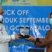 Wagub Gorontalo H. Idris Rahim (kiri) menerima cenderamata dari Kepala BPS Provinsi Gorontalo usai membuka kick off Sensus Penduduk Tahun 2020 di Kantor BPS Provinsi Gorontalo, Rabu (2/9/2020). (Foto : Haris – Humas)