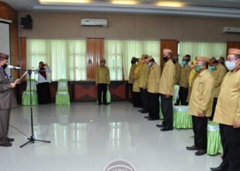 Wagub Gorontalo H. Idris Rahim (kiri) mengukuhkan dewan dan majelis hakim MTQ IX tingkat Provinsi Gorontalo di aula Kantor Kementerian Agama Provinsi Gorontalo, Selasa (8/9/2020). (Foto : Haris – Humas)