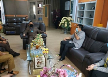 Suasana audiensi Kepala BPJS Ketenagakerjaan Gorontalo, Hendra Alfian (kedua kanan) dengan Wagub Idris Rahim (tengah) di ruang kerja Wagub, Selasa (8/9/2020). (Foto : Gusti)
