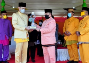 Wagub Gorontalo H. Idris Rahim (tengah), menyerahkan trofi juara umum MTQ Tingkat Provinsi Gorontalo kepada Wakil Wali Kota Gorontalo pada penutupan MTQ IX tingkat Provinsi Gorontalo di halaman Kantor Bupati Gorontalo Utara, Senin (14/9/2020). (Foto : Haris – Humas)