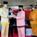 Wagub Gorontalo H. Idris Rahim (tengah), menyerahkan trofi juara umum MTQ Tingkat Provinsi Gorontalo kepada Wakil Wali Kota Gorontalo pada penutupan MTQ IX tingkat Provinsi Gorontalo di halaman Kantor Bupati Gorontalo Utara, Senin (14/9/2020). (Foto : Haris – Humas)