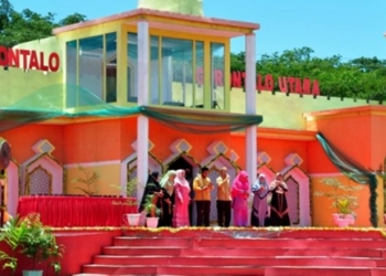 Sejumlah anggota Ikatan Persaudaraan Qari Qariah Provinsi Gorontalo membacakan salawat pada penutupan MTQ IX Tingkat Provinsi Gorontalo di halaman Kantor Bupati Gorontalo Utara, Senin (14/9/2020). (Foto : Haris – Humas)