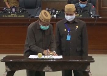 Wagub Idris Rahim (kanan) menyaksikan penandatanganan penetapan Program Pembentukan Perda Tahun 2021 oleh Ketua DPRD Provinsi Gorontalo, Paris R.A Jusuf, pada Rapat Paripurna ke-30, Selasa (15/9/2020). (Foto : Fikri – Humas)