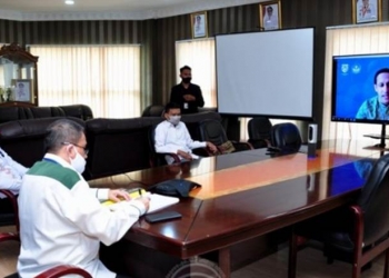 Wagub Gorontalo H. Idris Rahim (kiri) didampingi Kadis Dikbudpora, Yosef Koton, mendengarkan arahan Mendikbud Nadiem Makarim pada rakor kebijakan pembelajaran pada masa pandemi Covid-19 melalui video konferensi di ruang kerja Wagub, Rabu (2/9/2020). (Foto : Haris – Humas)